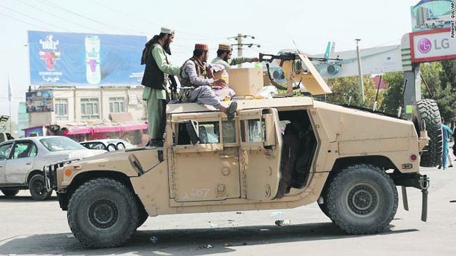 Blindados. Un grupo de talibanes patrulla las calles de Kabul con un Humvee, los vehículos militares abandonados por el ejército de EE.UU.