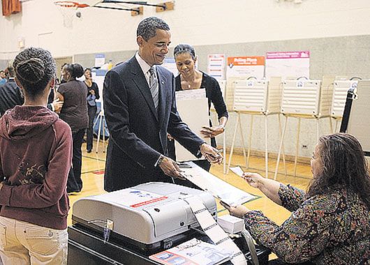 Barack Obama votó ayer en Chicago y luego participó en varios actos proselitistas, algo que permite la ley electoral en EE.UU.