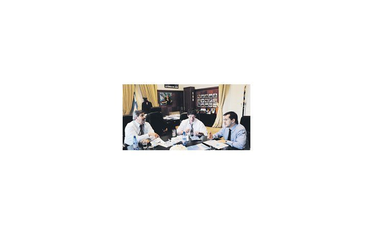 ámbito.com | Juan Manuel Abal Medina, secretario de Comunicaciones, el vocero Alfredo Scoccimarro y Mariano Recaldese reunieron ayer para analizar la situación de Aerolíneas Argentinas y darle un aval a la gestión.