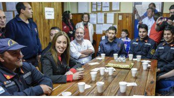 La gobernadora María Eugenia Vidal en el Cuartel de Bomberos Voluntarios de Marcos Paz, donde compartió una charla con los bomberos junto al intendente local, Ricardo Curuchet.