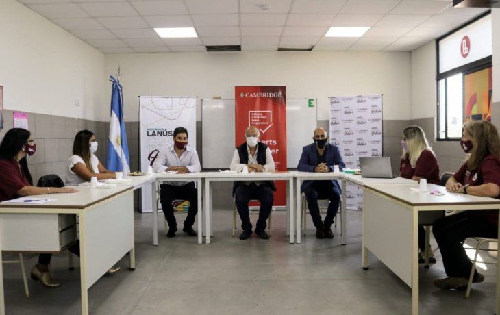 El intendente de Lanús, Nestor Grindetti dialogó con representantes de Cambridge University Press y Cambridge Assessment English, quienes detallaron cómo será el programa educativo que se desarrollará en la Primera Escuela Bilingüe de gestión municipal Manuel Láinez, de Villa Jardín.
