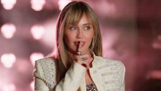 Cyrus vuelve cómo su clásico personaje. Cyrus vuelve cómo su clásico personaje.