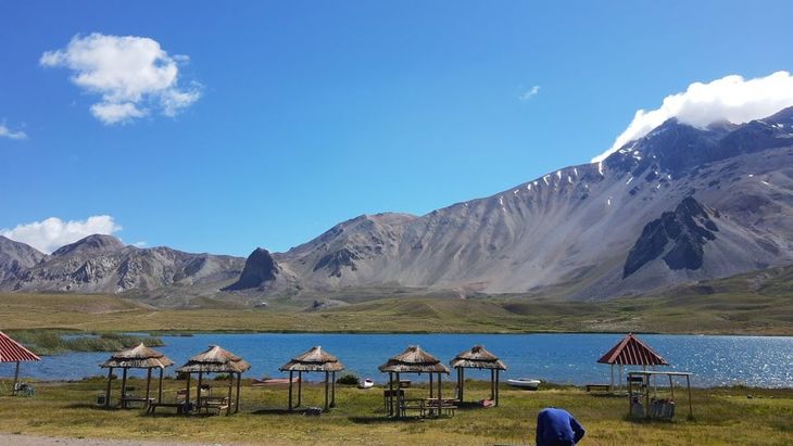 Un lago, montañas y aguas termales en un mismo lugar Un lago, montañas y aguas termales en un mismo lugar