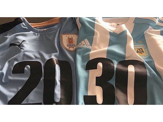 Con estas camisetas saldrán los capitanes al Centenario para promocionar el Mundial 2030.