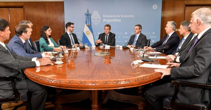 ناقش سيرجيو ماسا الإعلان مع المسؤولين الاقتصاديين ورجال الأعمال في صناعة الأدوية.