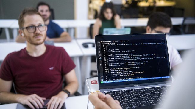 Existen varias opciones para estudiar carreras tecnológicas, como universidades, cursos y la tendencia de los bootcamp para quienes necesitan desarrollar nuevas habilidades de forma rápida para una pronta salida laboral.&nbsp;