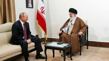 El presidente ruso, Vladímir Putin, y el ayatolá iraní, Alí Jameneí.
