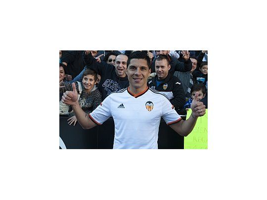 Pérez fue recibido por más de ocho mil hinchas del Valencia.
