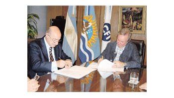 El gobernador Peralta firma el convenio con Ciácera en la sede del CFI, en la Ciudad de Buenos Aires.