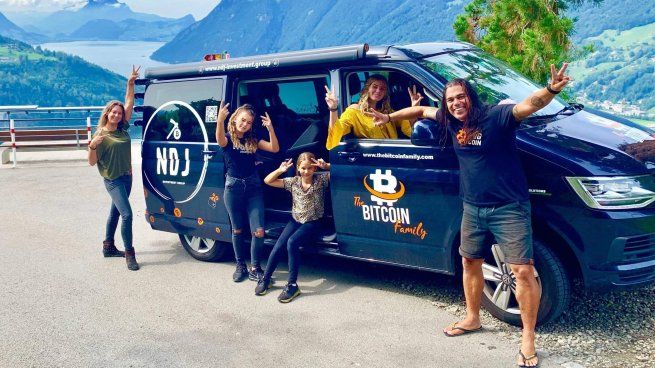 En 2017, la Familia Bitcoin vendió todo lo que tenía para poder invertir en criptomonedas.