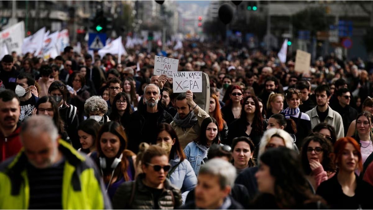 General strike in Greece paralyzes the country against labor reform