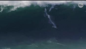 Una ola gigante se tragó a un surfista brasileño en Portugal