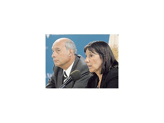 En conferencia de prensa, la ministra Felisa Miceli juntocon Esteban Dómina (BICE) anunciaron préstamospara pymes que busquen invertir.