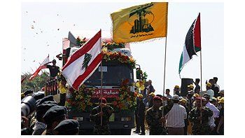 Los ataúdes con los cuerpos de milicianos de Hizbollah entregados por Israel, son recibidos con una ceremonia en el Líbano.
