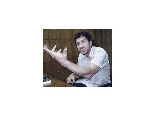 Gustavo Valle, que vive en Buenos Aires desde 2005, explica que el argumento de «Bajo tierra» tiene «distintas vertientes», pero, «fundamentalmente, en una clave cifrada, hay una metáfora sobre lo que ha marcado mi país.
