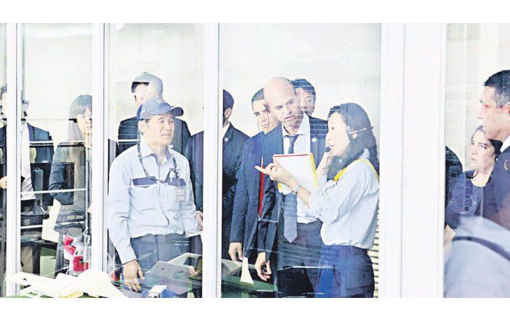 El sol naciente. El ministro Guillermo Dietrich recorrió ayer la planta de Nippon Signal, por frenado automático de trenes a instalarse.