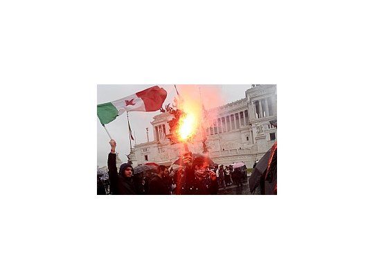 Estudiantes, científicos y profesores protestaron contra el recorte de presupuesto que pretende realizar el Gobierno de Berlusconi
