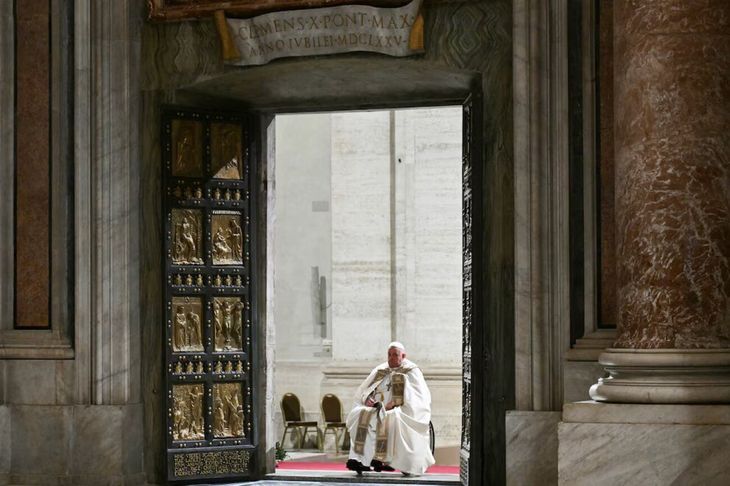 El Papa en la ceremonia de Nochebuena, ingresando a la Bas&iacute;lica de San Pedro.