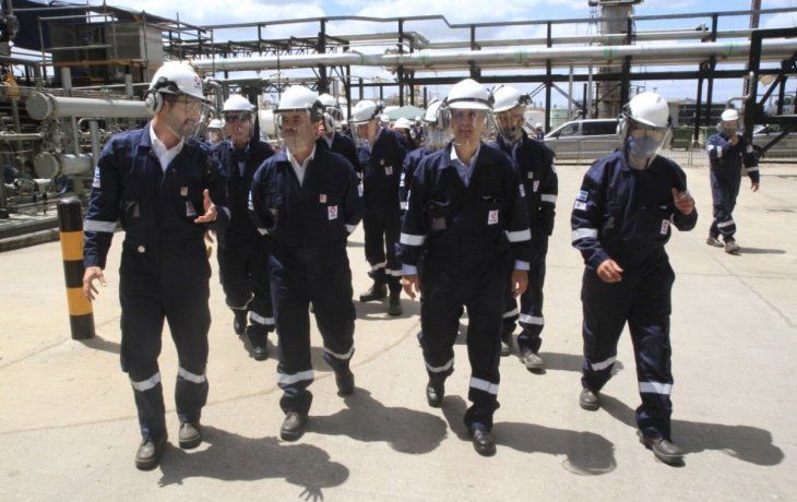 El secretario de Energía recorrió una refinería de Axion Energy en Campana