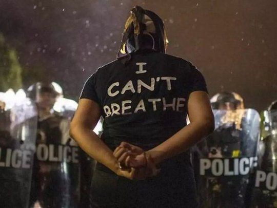 Endurecen cargos contra policía que asfixió a George Floyd.