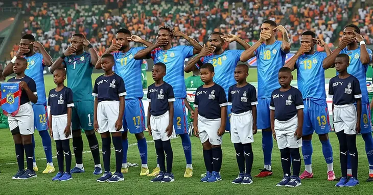 La selección del Congo en un gesto que busca visibilizar la represión en su país. La selección del Congo en un gesto que busca visibilizar la represión en su país.