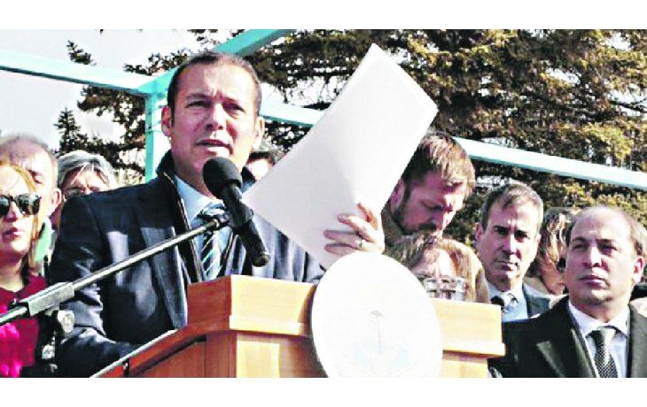 garantía. El gobernador Omar Gutiérrez insistió ayer en que la represa es un proyecto “estratégico para la provincia”.