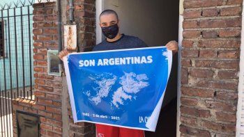 La Cámpora repartió afiches para recordar a caídos y veteranos de la guerra