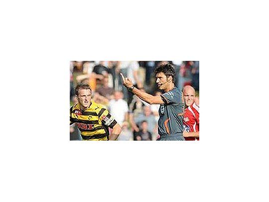 Momento indicado. Un fotógrafo descubrió el momento exacto en el que el árbitro reacciona.