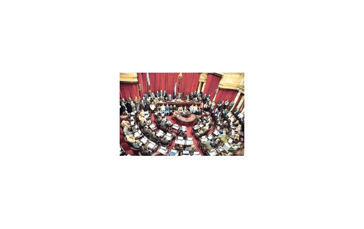 El Senado de la Nación vivirá un supermiércoles. Jurarán 24 nuevos legisladores nacionales, Jorge Capitanich se reunirá con jefes de bloques opositores y habrá una maratónica sesión para aprobar, a medias, los nuevos códigos Civil y Comercial.