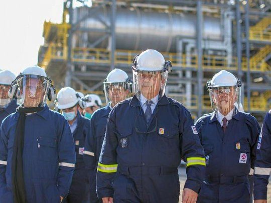 Alberto Fernández recorrió la refinadora de Axion Energy en Campana junto a Axel Kicillo y Eduardo Wado De Pedro. 