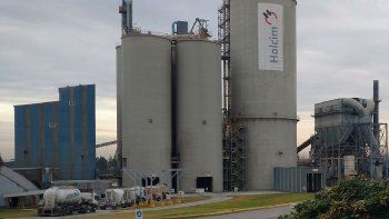 Holcim Argentina, empresa que está cumpliendo 90 años en el país, lidera el sector de la construcción en la producción de cemento, hormigón elaborado, agregados pétreos y servicios de asesoramiento técnico, definiendo los más altos estándares de calidad en productos y servicios.