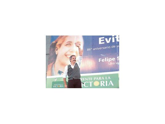 Felipe Solá, con la imagen de Eva Perón de fondo, saluda durante el acto que encabezó en Platense, donde llamó a presentar candidatos por el Frente para la Victoria, es decir, por fuera del PJ.