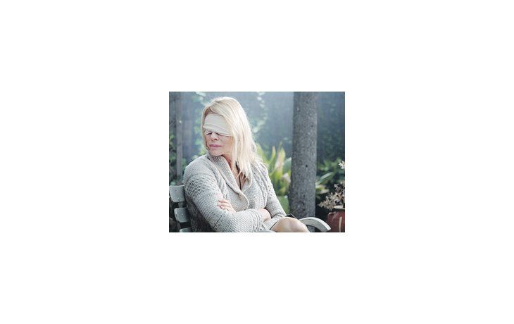 Belén Rueda es la pobre mujer con ceguera progresiva de «Los ojos de Julia», film bien hecho y fotografiado, pero con un guión previsible e incoherente.