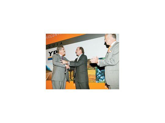 El ministro de Planificación, Julio De Vido, saluda ayer al titular de Repsol YPF, Antoni Brufau, acompañado por Zsolt Agárdy, presidente de la Academia Argentina de Gastronomía.