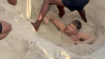 Quedó atrapado en un pozo de arena durante tres horas en Copacabana y fue rescatado con la ayuda de guardavidas y turistas.