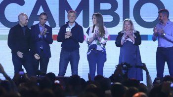 Mauricio Macri junto a la plana mayor de Juntos por el Cambio en el comando de campaña de Costa Salguero.