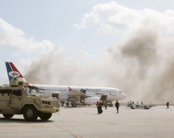 CAOS. El aeropuerto de Adén, la capital temporal de Yemen, se cubrió de humo y escombros tras una doble explosión.