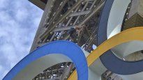 Un hombre escaló la Torre Eiffel a horas de la ceremonia de cierre de los Juegos Olímpicos
