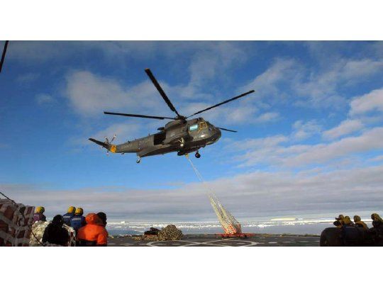 Los científicos fueron rescatados gracias helicópteros de la Marina Argentina que viajan a bordo del Almirante Irízar.