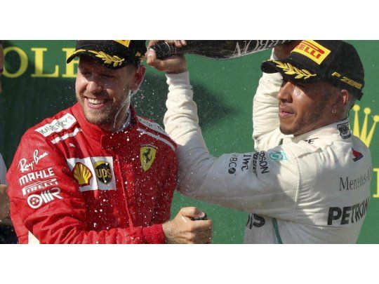 Hamilton celebra con Vettel en el podio.