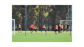 ámbito.com | El plantel de Independiente se entrenó a puerta cerrada. Luego del trabajo  hubo una reunión entre directivos, cuerpo técnico y jugadores con el fin de unir fuerzas  para salir de este presente negativo.