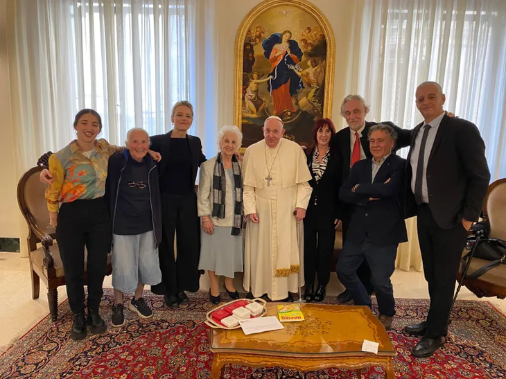 El encuentro entre el papa Francisco y Estela de Carlotto duró una hora. También participaron del mismo Genevieve Jeanningros, sobrina de Léonie Duquet, y Horacio Pietragalla Corti. El encuentro entre el papa Francisco y Estela de Carlotto duró una hora. También participaron del mismo Genevieve Jeanningros, sobrina de Léonie Duquet, y Horacio Pietragalla Corti.