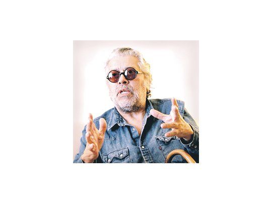 Ante un público mucho menos numeroso que en sus mejores épocas, Facundo Cabral casi no canta, sino que cuenta anécdotas y hasta se somete a reportajes en escena, como el que le hizo el viernes Betty Elizalde.
