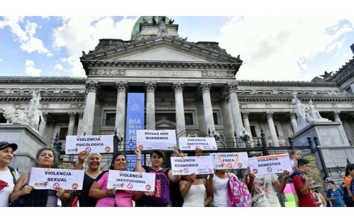 MASIVA MARCHA. Miles de mujeres se manifestaron frente al Congreso Nacional y marcharon a la Plaza de Mayo por los derechos de la mujer, en su día.