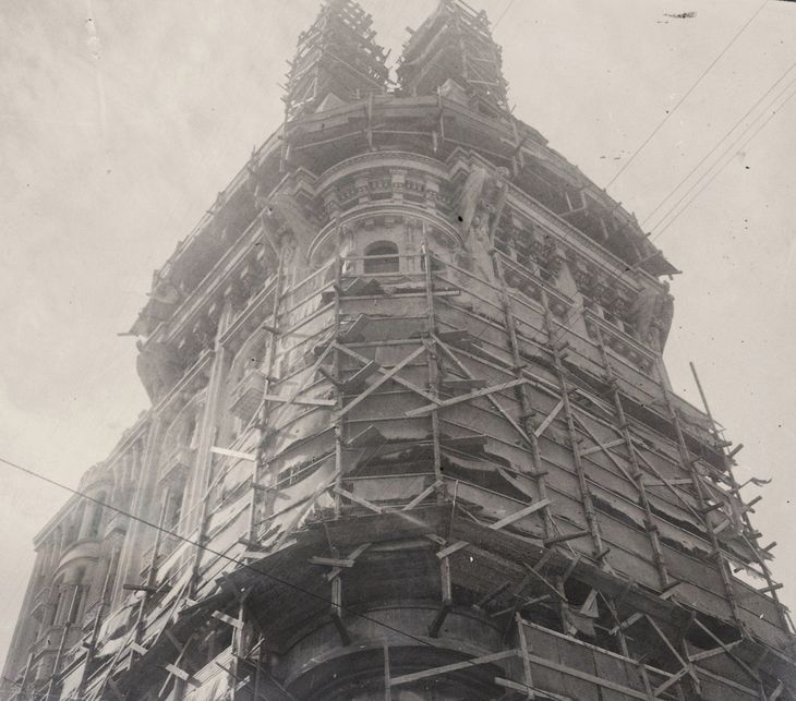 Imagen de la construcción del remate del edificio (Foto Gentileza: Estudio INFILL) Imagen de la construcción del remate del edificio (Foto Gentileza: Estudio INFILL)