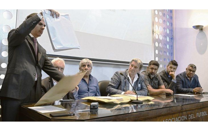 ámbito.com | Un show. Javier Medín hace la pantomima de abrir los sobres ante la atenta mirada de toda la plana mayor, pero dentro de cada sobre había dos sobres más que permanecerán cerrados hasta hoy. El fútbol sigue sin TV.