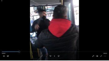 relatos salvajes en un colectivo: un chofer ataco a palazos a un pasajero