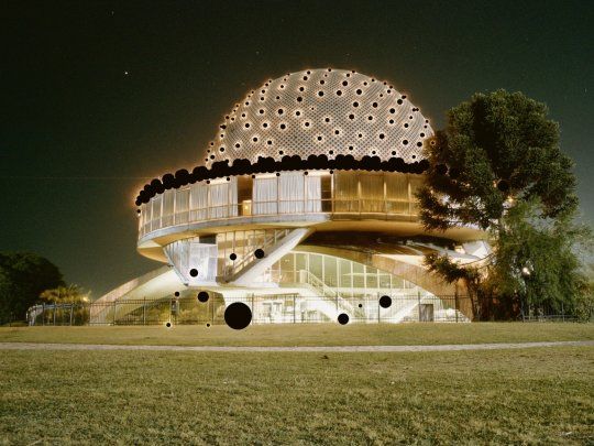 Ernesto Ballesteros. Fuentes de luz tapadas, fotograf&iacute;a intervenida (2009), que integra la actual muestra en el Centro Cultural Borges.