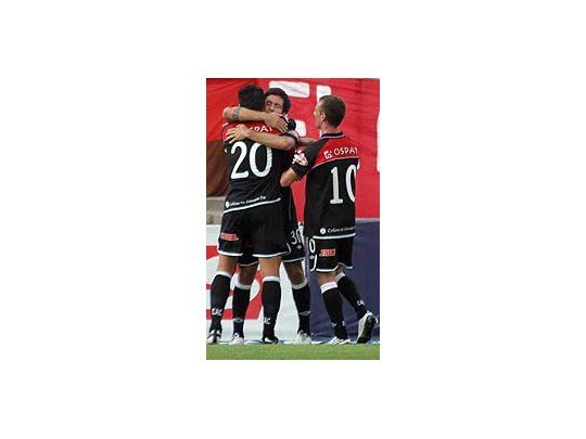 Lucas Acosta abraza a Esteban Fuertes. El histórico goleador después convertiría dos tantos para que Colón consiguiera tres puntos importantes.