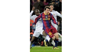 ámbito.com | A la caza de Messi. El rosarino fue muy golpeado pero igualmente pudo imponer su juego en el Camp Nou.